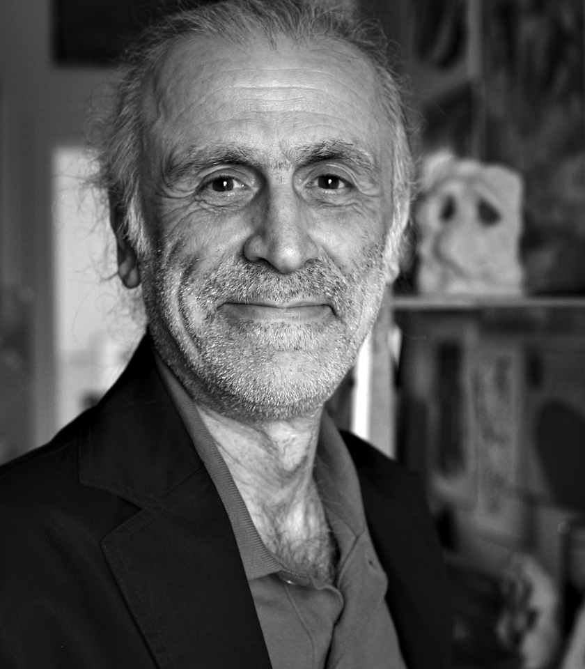 C’est un portrait. Hakan Portakal, en t-shirt et veste, barbe de trois jours, sourit.