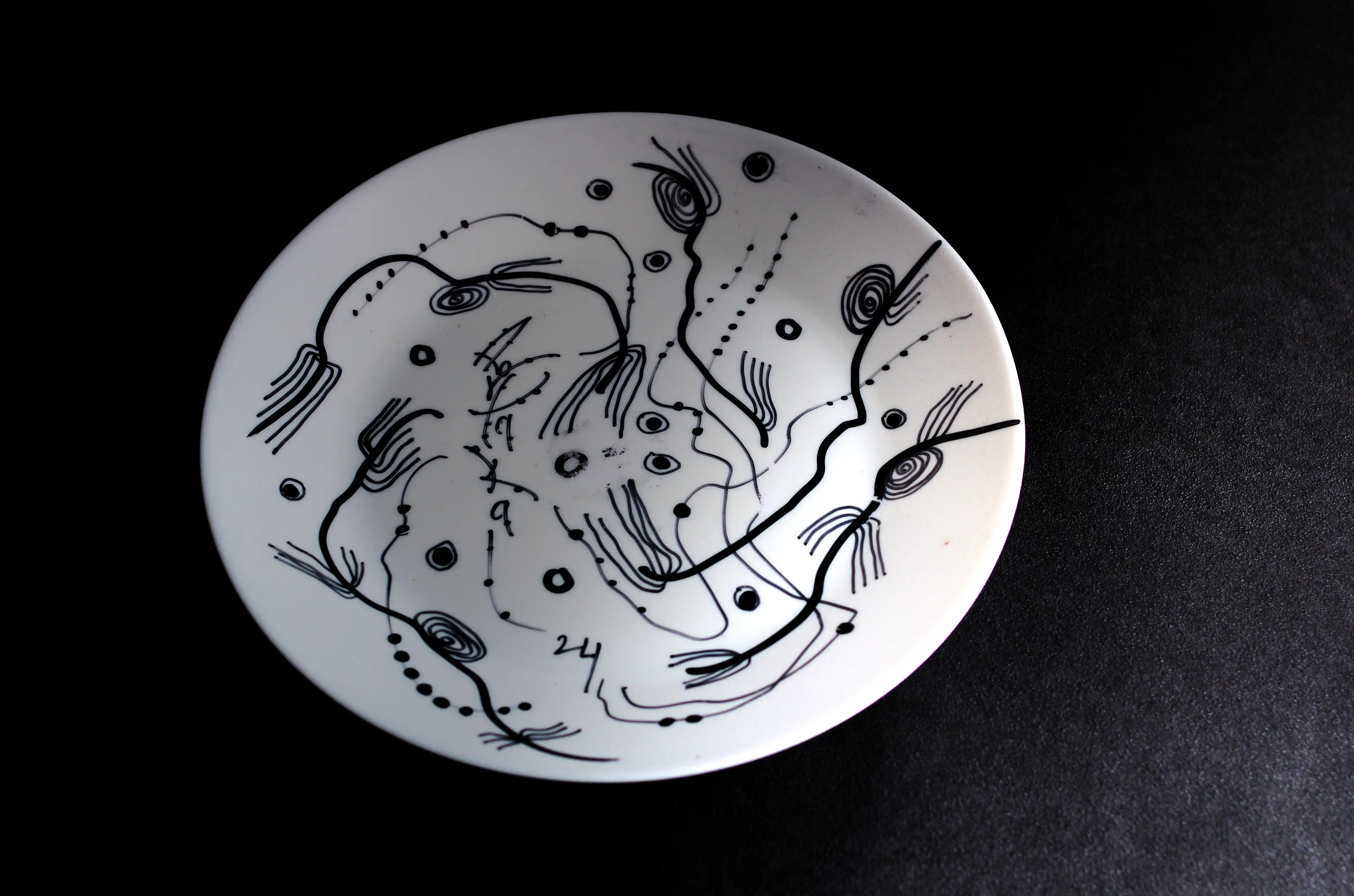 La décoration de cette assiette comporte de cinq lignes qui se dispersent du centre et qui se terminent par des fines lignes au bout. Cette œuvre est richement ornée également de multiples petits points et de lignes plus mince. C’est une assiette décorée moderne et originale de qualité. Décorez fièrement votre maison, votre bureau et vos meubles avec mes œuvres d'art de qualité et de valeur. Esthétisez votre argent. Esthétisez vos investissements.