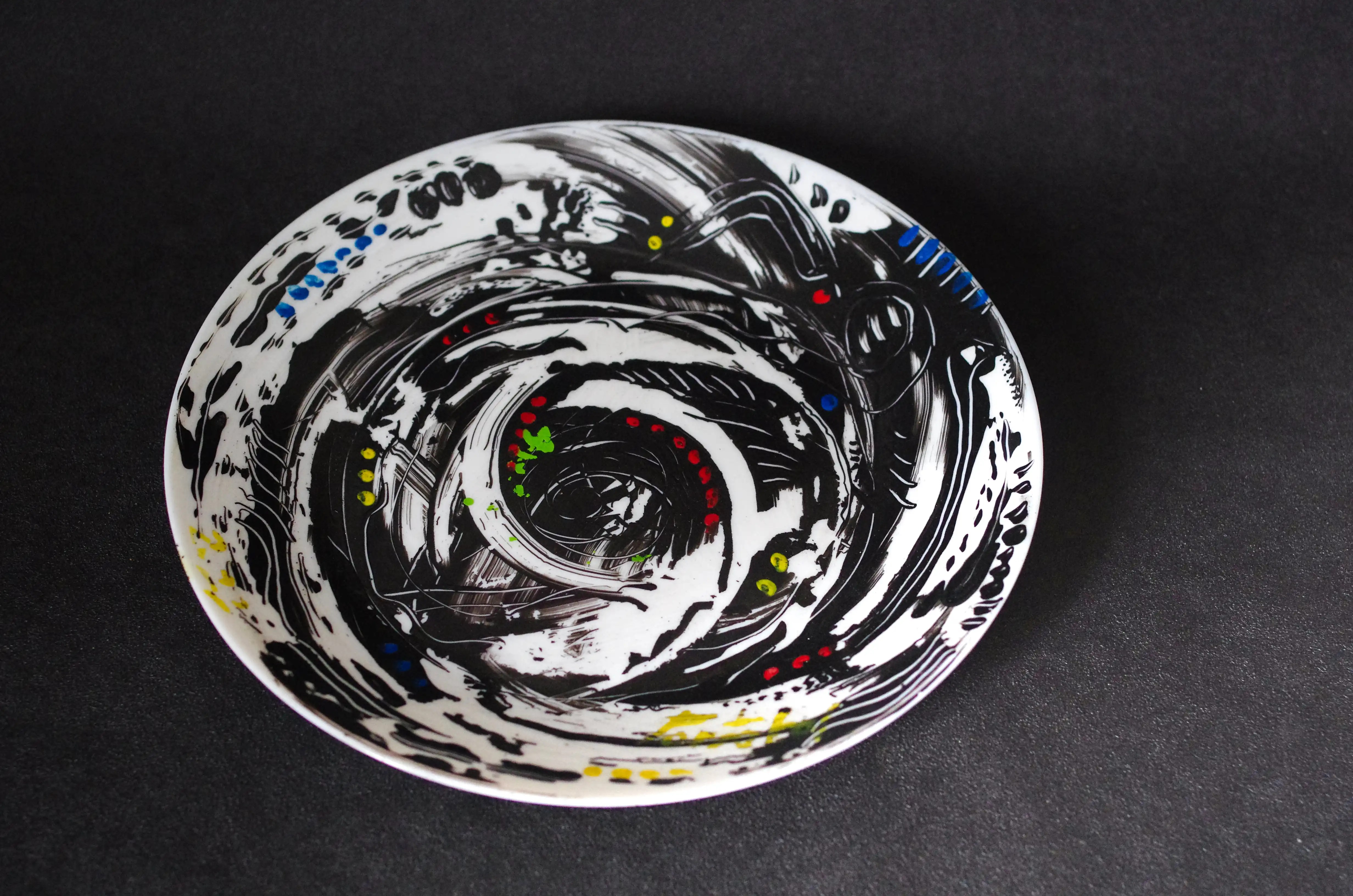 Une assiette blanche décorée avec de la peinture noire et quelques petites touches de couleur comme le rouge, le vert, le bleu et le jaune. Achat en toute sécurité. hakanportakal.com : clair, original, de bon goût… Décorez vos économies avec mes œuvres d'art exclusives. Acheter aujourd'hui pour gagner à l'avenir. Un choix esthétique pour l'investissement.