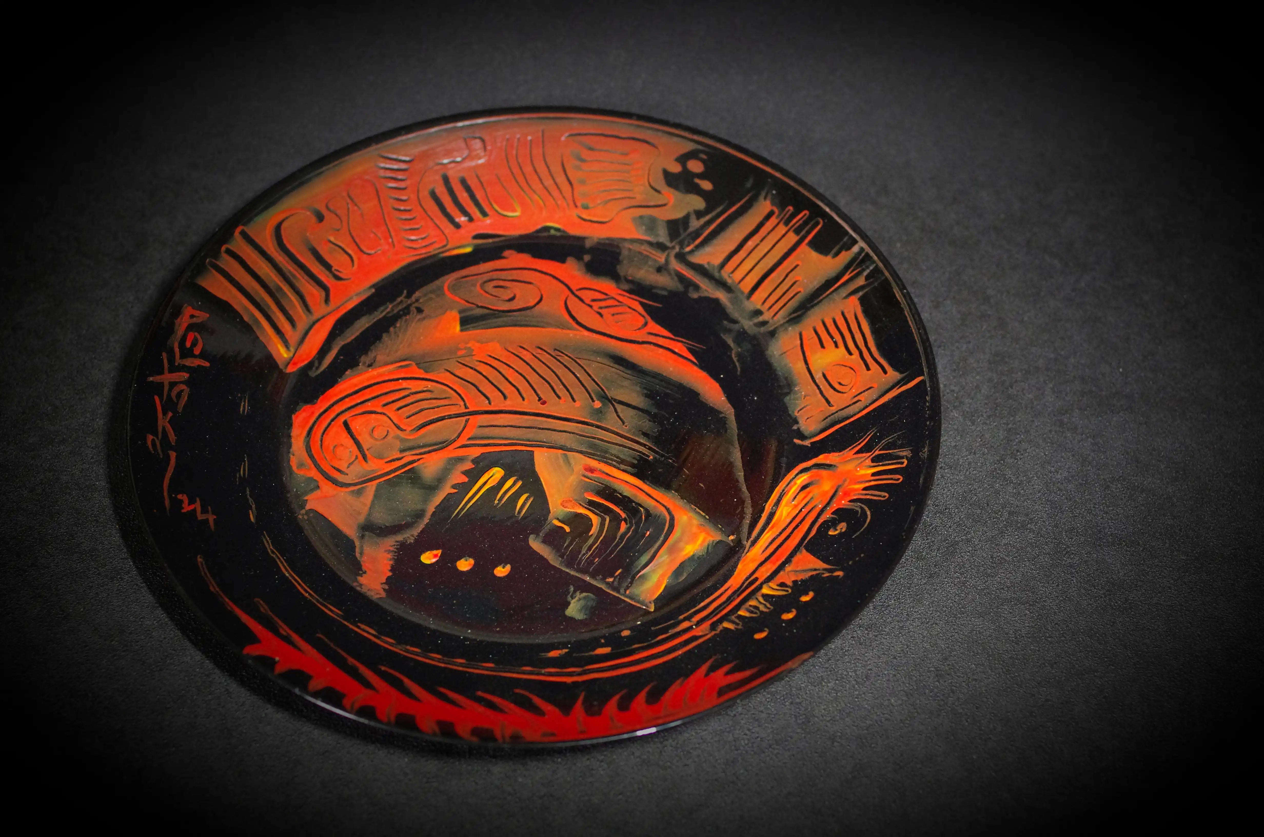 Il s'agit d'une assiette noire décorée avec de la peinture acrylique rouge. La décoration est complètement brute et un peu chaotique et esthétique. C’est une assiette décorée abstraite, contemporaine et originale. N'hésitez pas à me contacter pour acheter cette pièce par virement bancaire. 