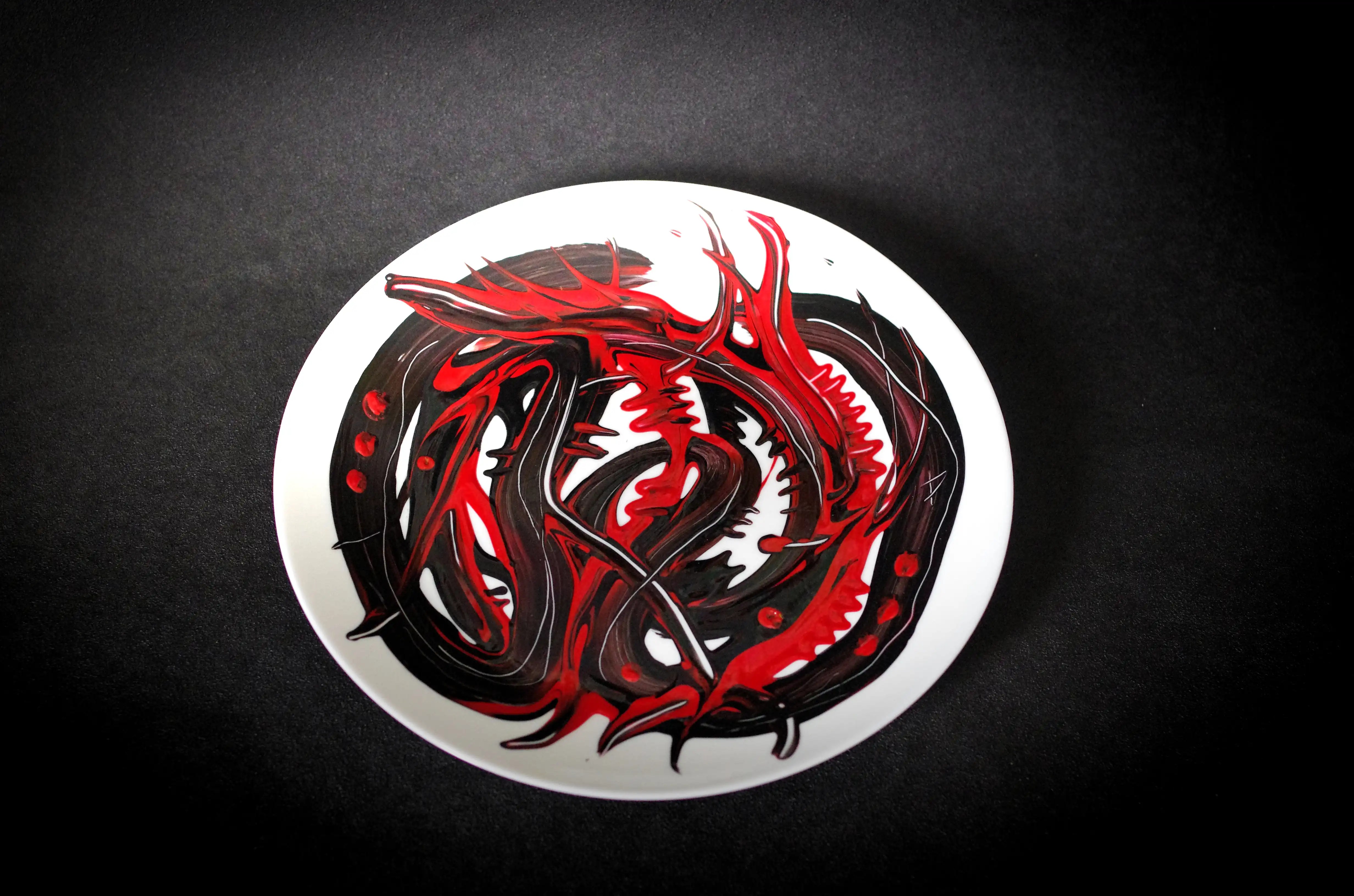 Il s'agit d'une assiette circulaire blanche décorée avec de la peinture acrylique noire et rouge. La décoration se compose principalement de deux grandes lignes. Ces lignes qui se croisent créent un dynamisme esthétique. C’est une œuvre d’art moderne et originale de qualité. Achat en toute sécurité. Les idées apparaissent toujours avec douceur et nous laissent toujours amers avant de partir. Pas étonnant, car une idée n'est pas plus sérieuse qu'un rêve. Donc, pas de conceptualisation, pas de perte de temps. Esthétisez vos investissements. Achetez maintenant, demain il sera peut-être trop tard.