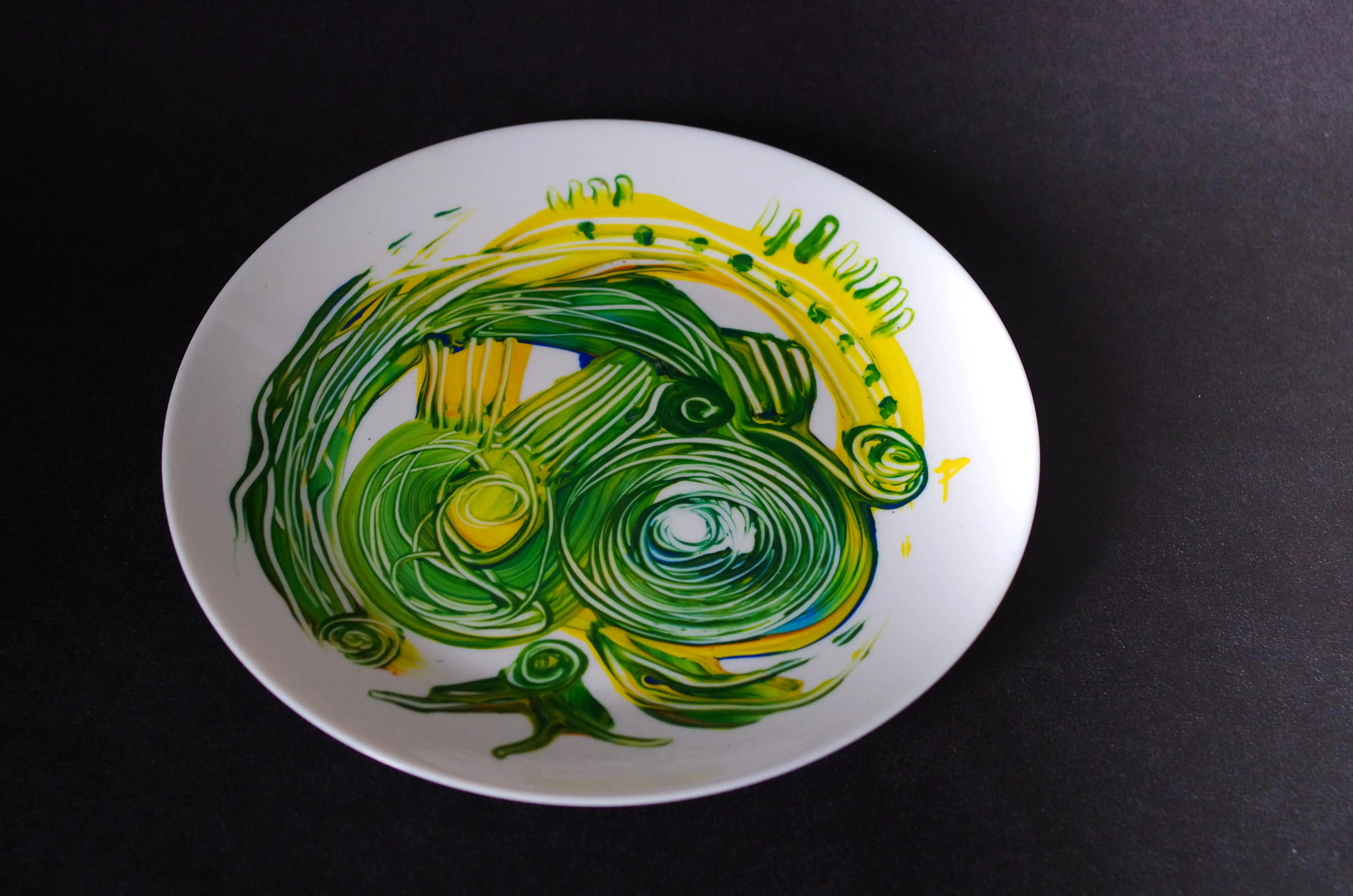 Cette décoration est aussi complexe que belle. Entre les bords et le centre de l'assiette, deux croissants verts et jaunes forment une sorte de croissant. Entre ce croissant se trouvent deux gros points avec de multiples cercles obtenus par décoration. C’est une œuvre d’art moderne et originale de qualité. Achat en toute sécurité. Esthétisez fièrement vos investissements avec mes œuvres emblématiques. Faites honneur à votre portefeuille avec cette œuvre d'art extrêmement élégante et originale.