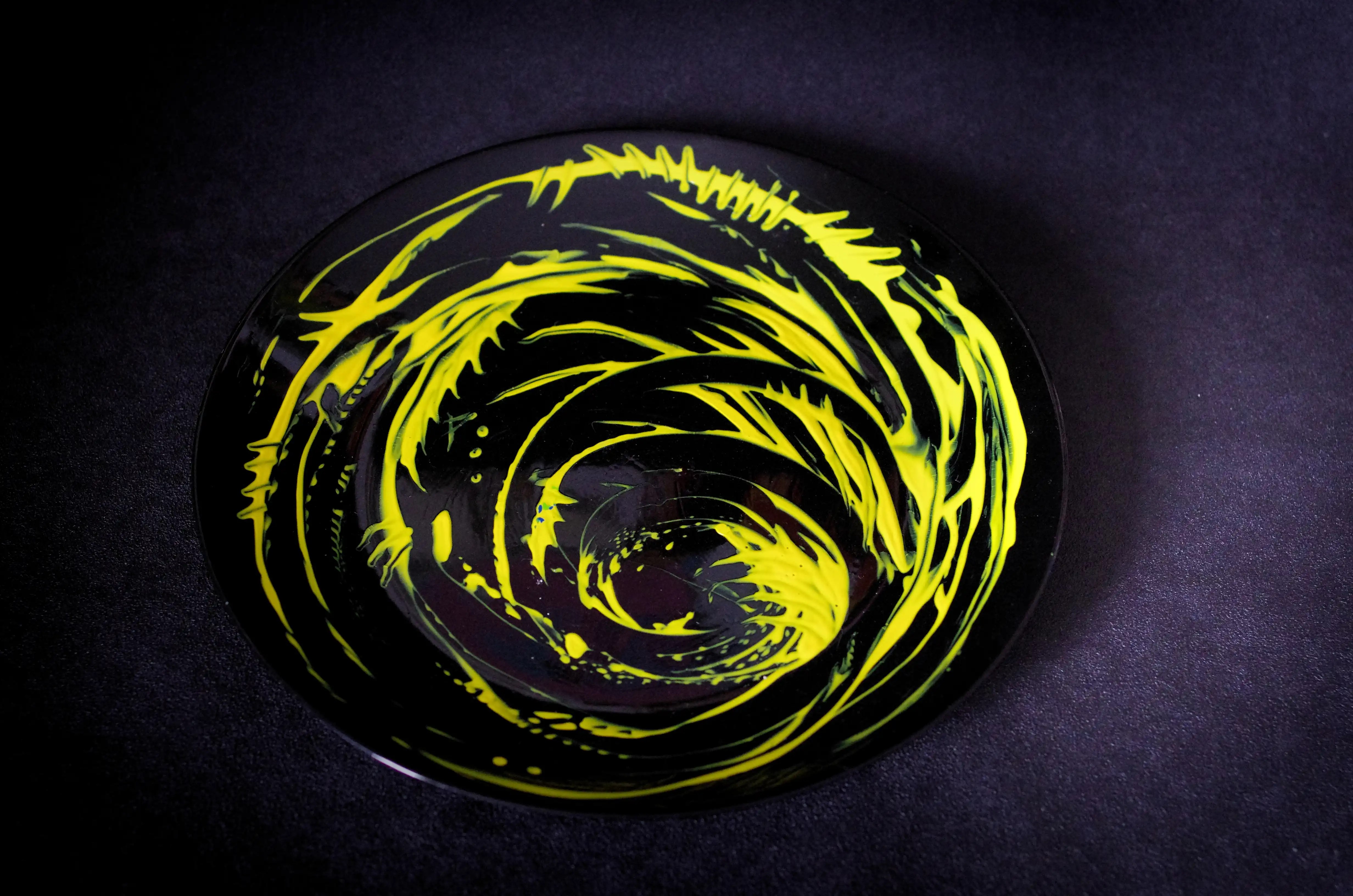 Une autre décoration d'assiette très originale et attrayante. Une spirale jaune part du côté droit de l'assiette et rayonne vers les bords, créant un effet accrocheur. L'une des œuvres les plus élégantes de l'artiste. C’est une assiette abstraite dynamique. Achetez en toute confiance. Esthétisez vos investissements. Achetez maintenant, demain il sera peut-être trop tard.