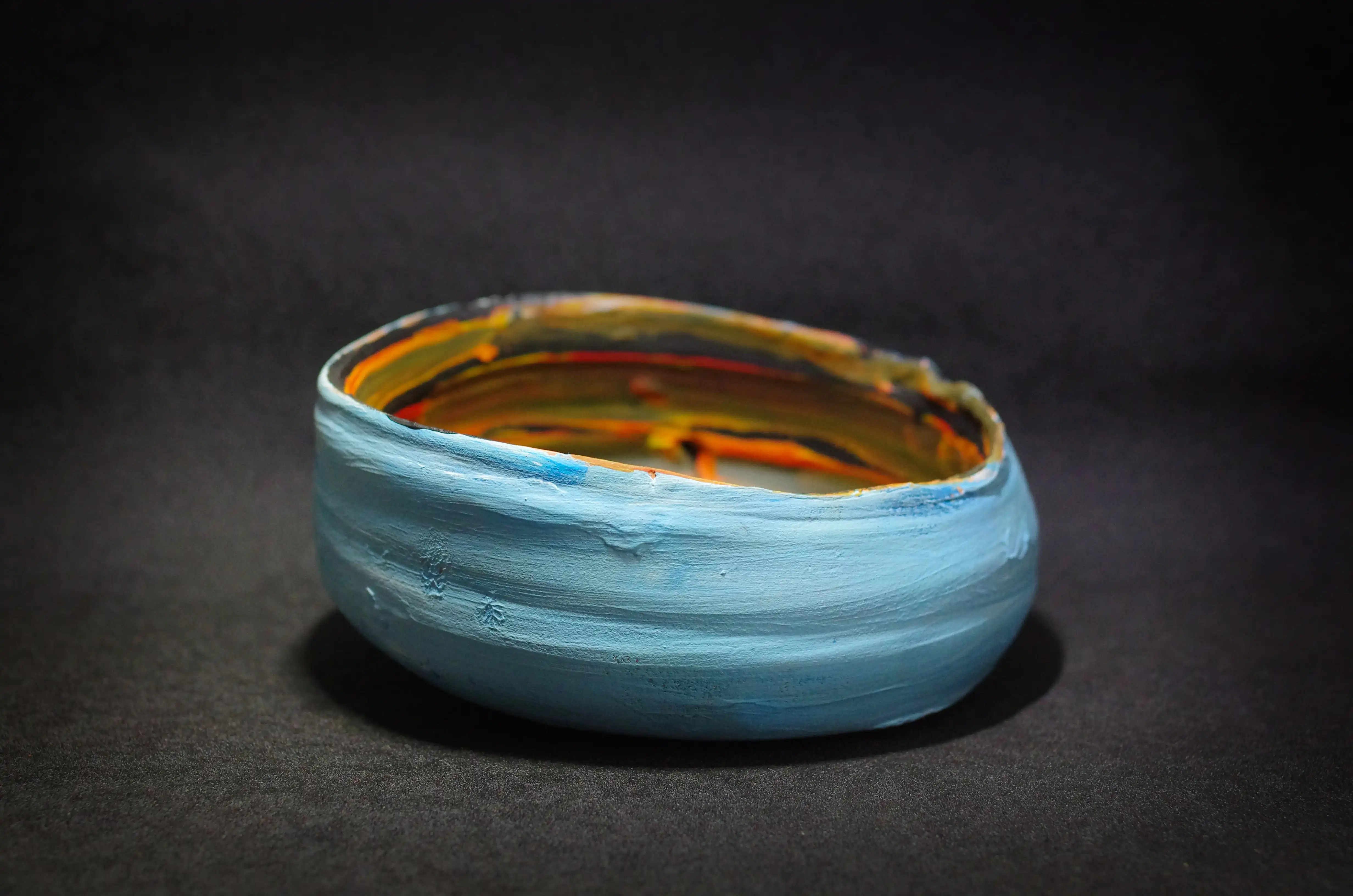 C’est une céramique en argile cuite circulaire et basse. Cette poterie originale est bleu clair à l’extérieur et à l’intérieur, elle est majoritairement noire avec des lignes rouge et jaune. Une autre œuvre d'art unique pour décorer avec plus de goût votre maison et bureau. Avec cette œuvre présentez avec fierté votre collection. Décorez fièrement vos investissements avec mes œuvres uniques et de qualité qui visent la beauté. Valorisez vos investissements avec des œuvres d'art de qualité. Achat en toute sécurité. Esthétisez votre argent.