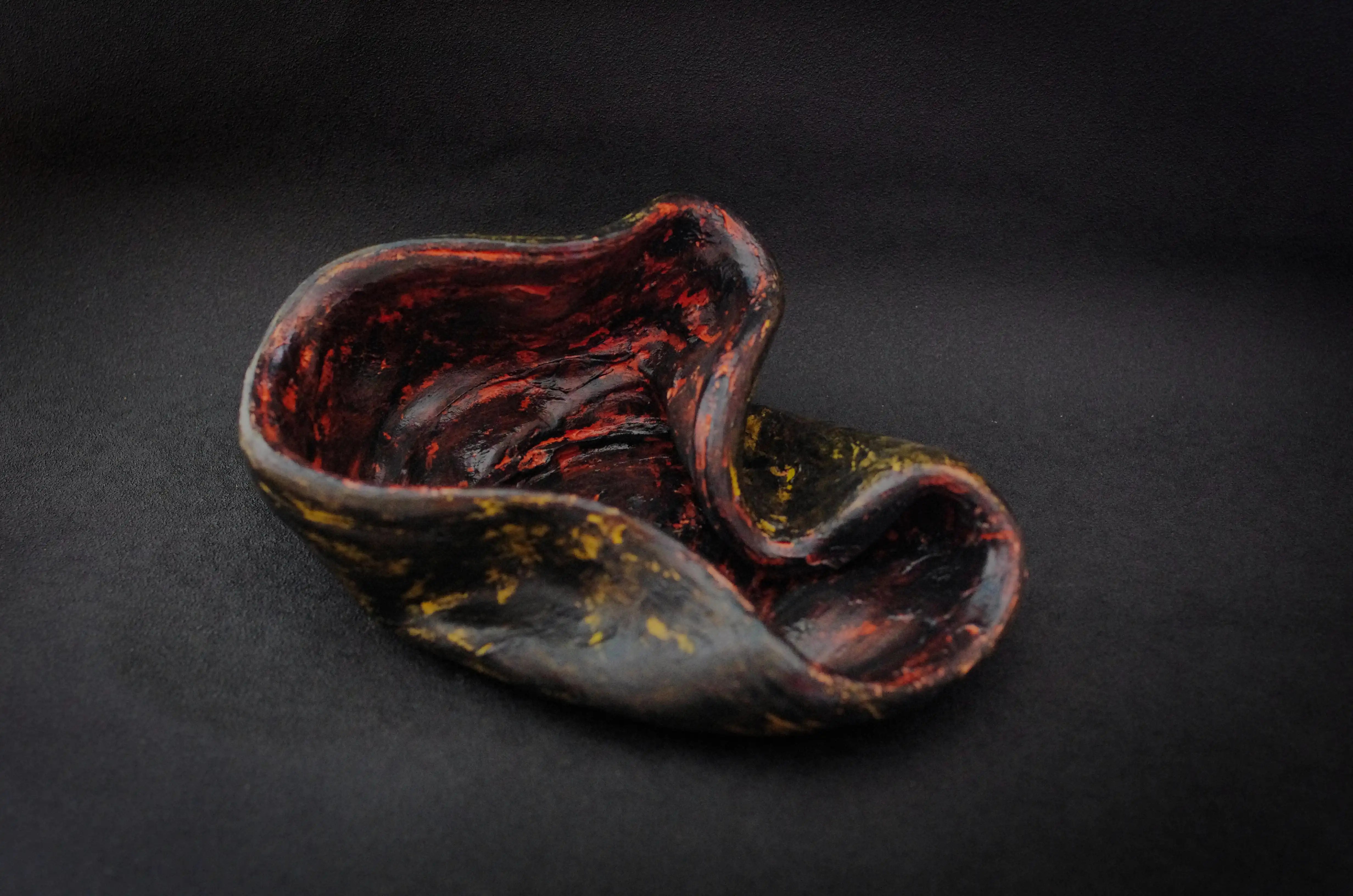 L'une de mes créations les plus audacieuses. CÉRAMIQUE N° : 006 est une poterie complètement déformée d'une manière très esthétique. Cette poterie est tachetée de couleurs rouges et noires à l'intérieur et jaunes et noires à l'extérieur. Achat en toute sécurité. Esthétisez vos investissements dès maintenant. C'est peut-être l'occasion d'une vie. Ornez fièrement vos précieux investissements de ma signature distinguée. N'hésitez pas à me demander d'autres photos montrant l'œuvre sous différents angles. Je vous invite à suivre mon travail, qui témoigne d'une rare diversité de créativité, et à vous abonner à ma lettre d'information.