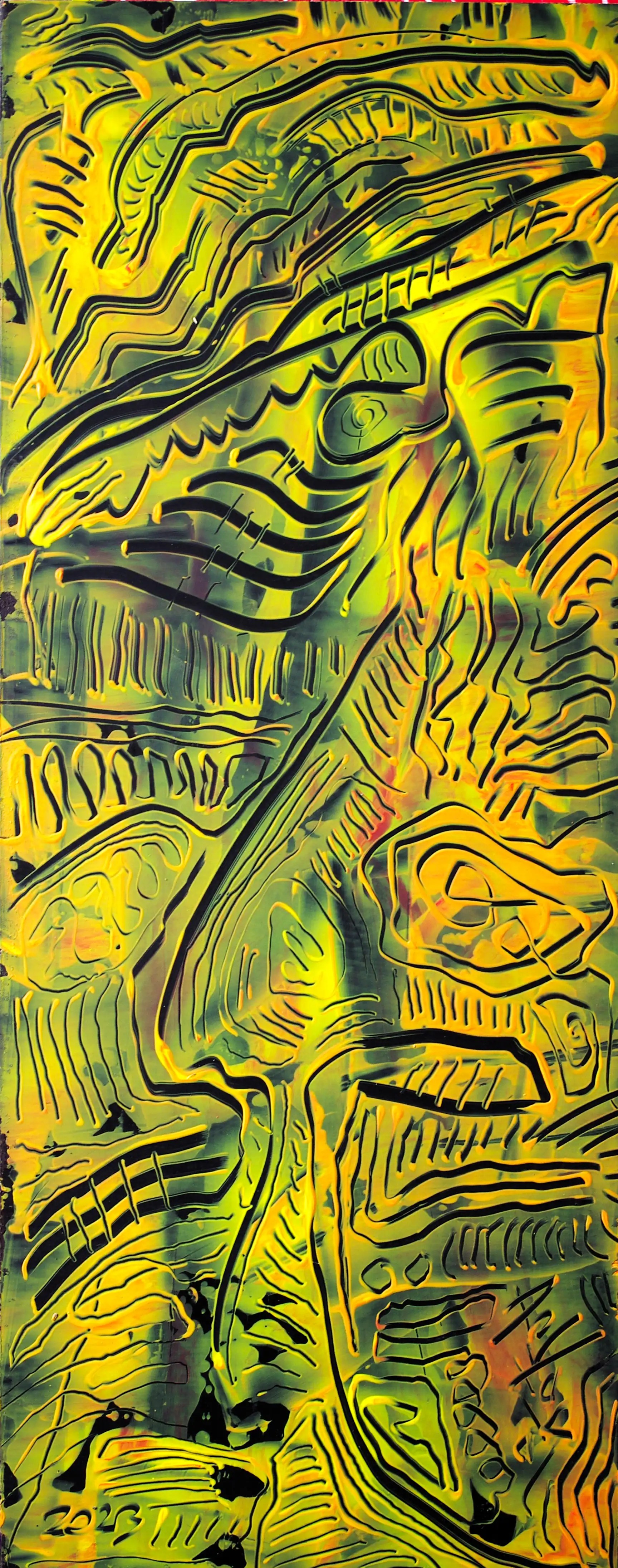 Peinture verticale sur bois, relativement étroite. Elle est presque entièrement peinte dans les tons d’une seule couleur, le jaune. De la peinture jaune et orange est appliquée au hasard sur un panneau recouvert de noir, créant un effet de dégradé avec de multiples nuances de jaune et d’orange. L’ensemble de la peinture est richement décoré de lignes courbes et entrelacées. C’est un bijou. C’est une œuvre d’art originale, dynamique et de qualité.