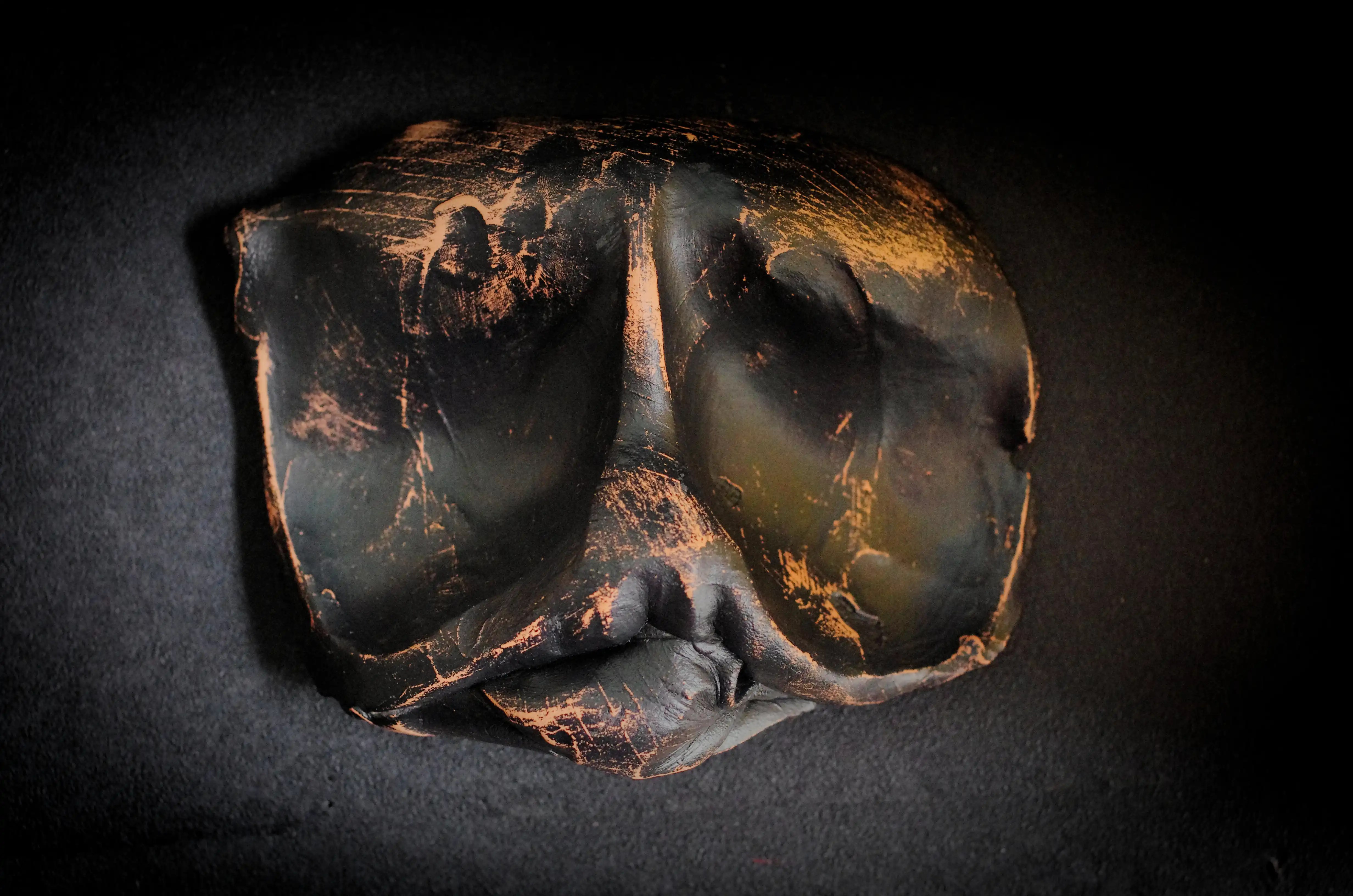 Peint à l'acrylique noir puis poncé, ce masque en argile rouge donne l'impression d'une sculpture en métal. Ce travail créatif surprenant est le résultat d'un processus de pétrissage préalable de l'argile afin d'éliminer les bulles d'air (pour minimiser le risque d'explosion lors de la cuisson). En d'autres termes, j'ai capturé la forme du visage humain qui émerge naturellement lorsque l'argile est pétrie, et il ne me restait plus qu'à signer mon œuvre. En principe, la créativité dans l'art consiste à produire des choses esthétiquement intéressantes, mais il faut aussi être capable de reconnaître que quelque chose est déjà esthétiquement intéressant en soi. C'est une chose que nous oublions souvent. Au fond, l'art ne consiste pas à créer des choses, mais à faire des choses existantes d'une manière différente. Après tout, on ne peut pas imaginer quelque chose qui n'existe pas. Presque tous ceux qui travaillent l'argile à des fins artistiques aboutissent inévitablement à une telle œuvre d'art, mais seuls les génies peuvent se rendre compte qu'il s'agit d'une œuvre d'art originale. C'est le cas de celle-ci, qui porte ma signature.