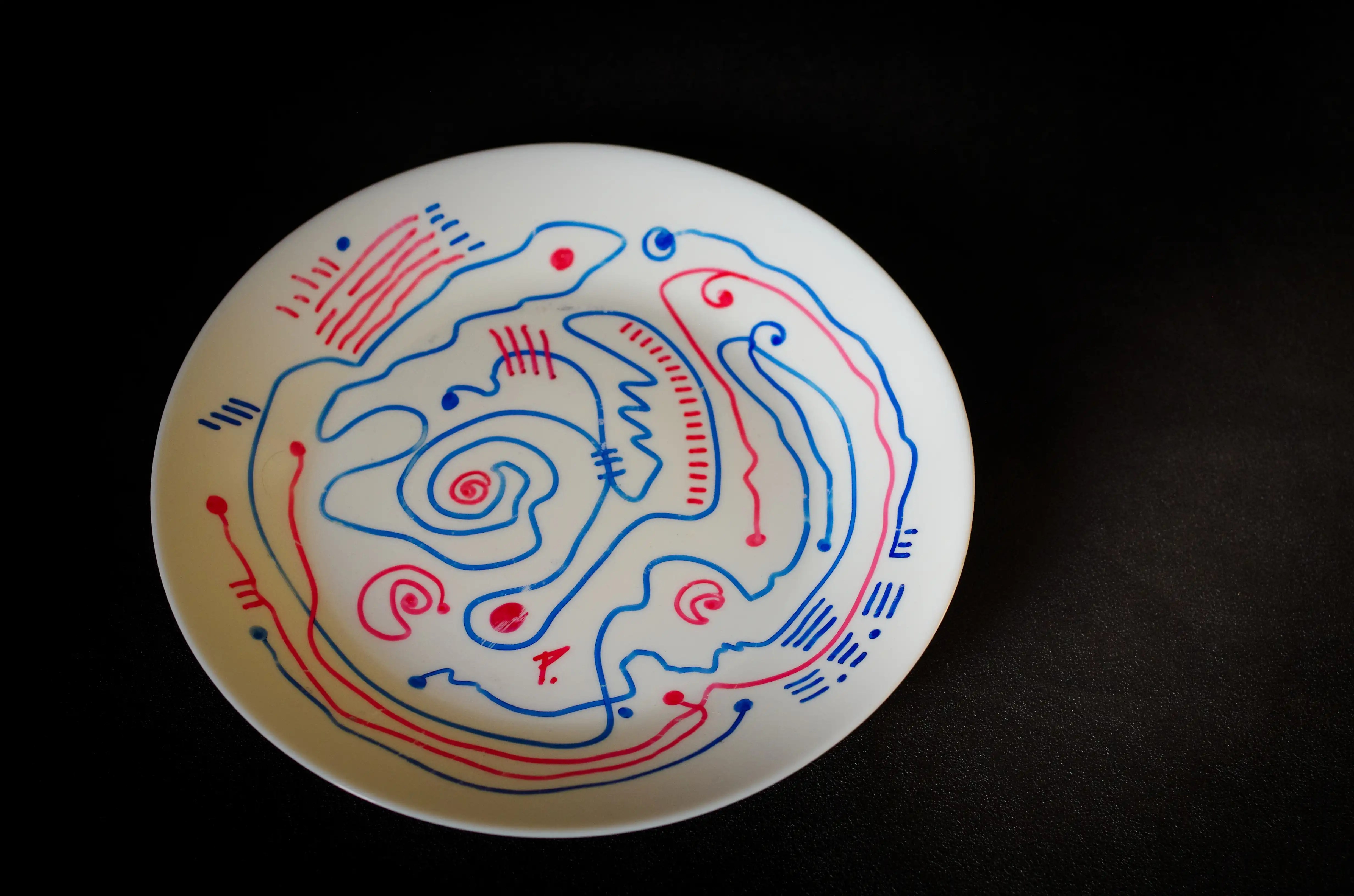 C’est une œuvre réalisée avec de deux couleurs de marqueur, le bleu et le rouge. La décoration est constituée de nombreux cercles se terminant en spirale et de plusieurs lignes de même épaisseur se croisant harmonieusement. Il s'agit d'une œuvre originale, dynamique et de grande qualité. Achat sécurisé. Esthétisez votre argent. Esthétisez vos investissements. Investissez maintenant. C'est peut-être la chance de votre vie. Esthétisez fièrement vos investissements avec mes œuvres emblématiques.