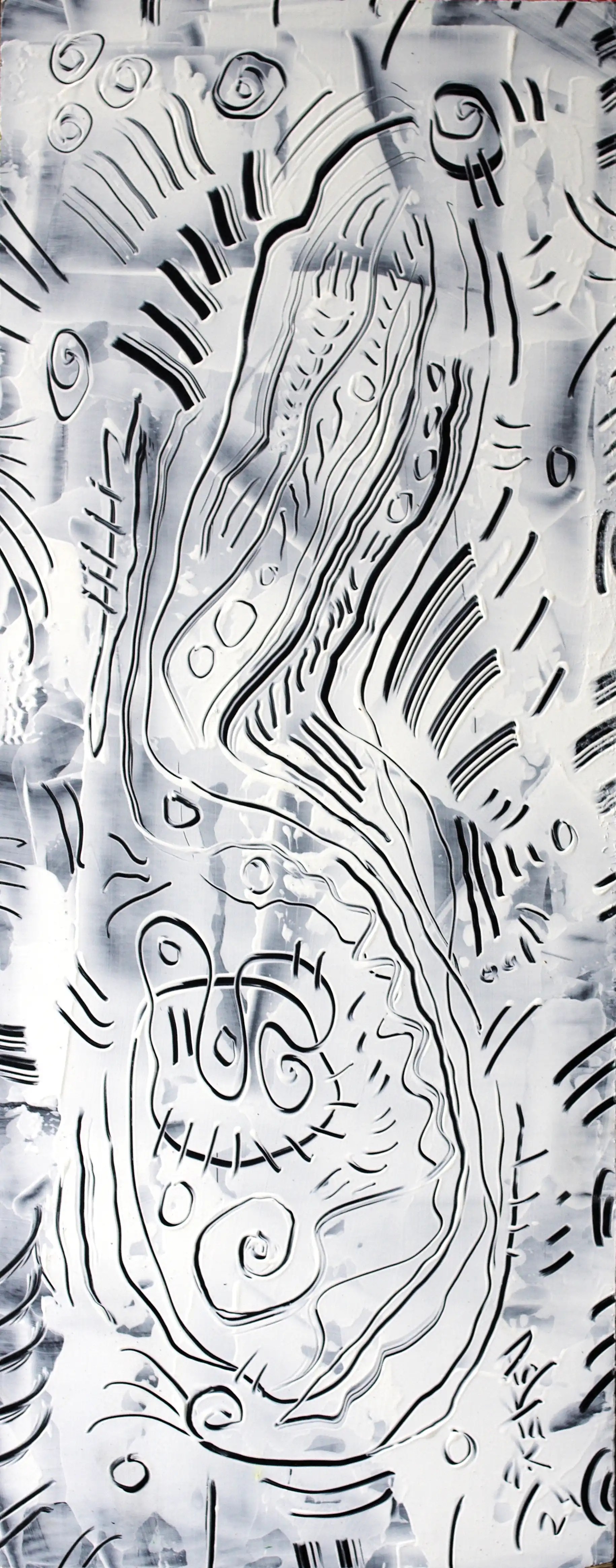 Une œuvre longue et étroite sur bois. Il s'agit d'une peinture en noir et blanc et, pour cette seule raison, c'est une œuvre d'art singulière, intéressante et rare. La technique consiste à appliquer de la peinture acrylique blanche sur une planche de bois noire verticale. La peinture est ensuite grattée pour créer un décor composé de nombreuses formes de lignes, à la fois courbes et droites. Il s'agit d'une peinture acrylique abstraite richement décorée.