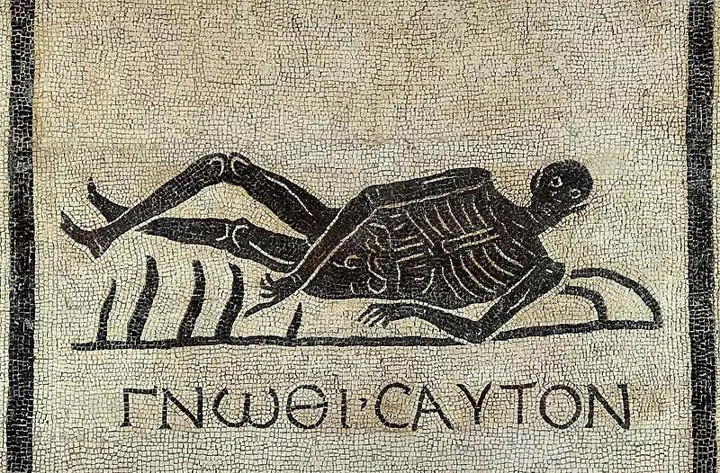 Un Memento mori en mosaïque (ier siècle apr. J.-C.) accompagné de l'inscription Gnothi seauton. Provient des excavations de l'église San Gregorio al Celio (Rome) ; actuellement au Musée des Thermes de Dioclétien.